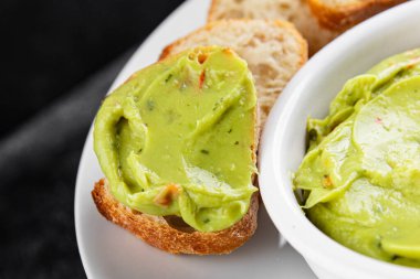 Guacamole sosu avokado sosu soğuk meze organik ürün lezzetli gurme yemek arkaplan masa üzerinde rustik gıda üst görünüm fotokopi alanı keto ve paleo diyet vejetaryen ve vejetaryen gıda
