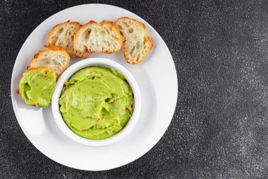 Guacamole sosu avokado sosu soğuk meze organik ürün lezzetli gurme yemek arkaplan masa üzerinde rustik gıda üst görünüm fotokopi alanı keto ve paleo diyet vejetaryen ve vejetaryen gıda