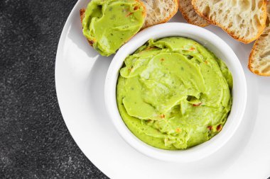 Guacamole sosu avokado sosu soğuk meze organik ürün lezzetli gurme yemek arkaplan masa üzerinde rustik gıda üst görünüm fotokopi alanı keto ve paleo diyet vejetaryen ve vejetaryen gıda