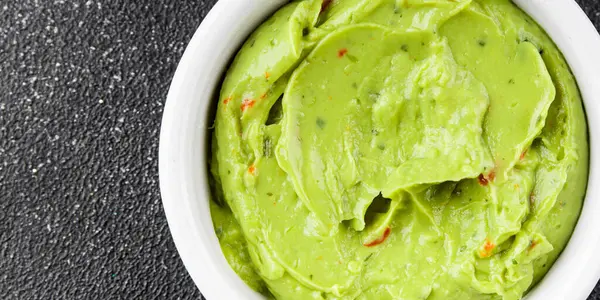 Guacamole sosu avokado sosu soğuk meze organik ürün lezzetli gurme yemek arkaplan masa üzerinde rustik gıda üst görünüm fotokopi alanı keto ve paleo diyet vejetaryen ve vejetaryen gıda