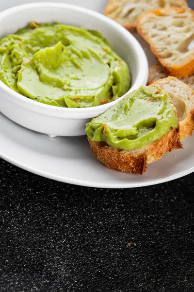 Guacamole sosu avokado sosu soğuk meze organik ürün lezzetli gurme yemek arkaplan masa üzerinde rustik gıda üst görünüm fotokopi alanı keto ve paleo diyet vejetaryen ve vejetaryen gıda