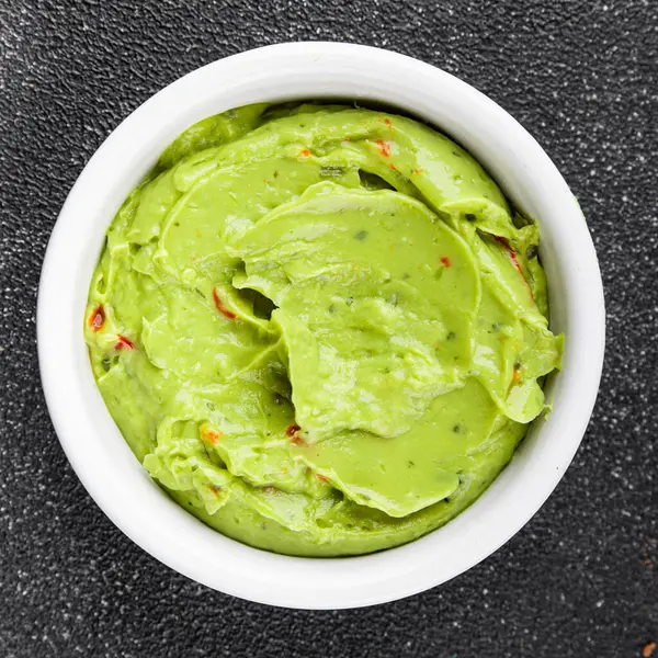 Guacamole sosu avokado sosu soğuk meze organik ürün lezzetli gurme yemek arkaplan masa üzerinde rustik gıda üst görünüm fotokopi alanı keto ve paleo diyet vejetaryen ve vejetaryen gıda