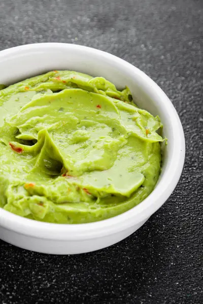Guacamole sosu avokado sosu soğuk meze organik ürün lezzetli gurme yemek arkaplan masa üzerinde rustik gıda üst görünüm fotokopi alanı keto ve paleo diyet vejetaryen ve vejetaryen gıda