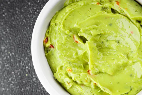 Guacamole sosu avokado sosu soğuk meze organik ürün lezzetli gurme yemek arkaplan masa üzerinde rustik gıda üst görünüm fotokopi alanı keto ve paleo diyet vejetaryen ve vejetaryen gıda