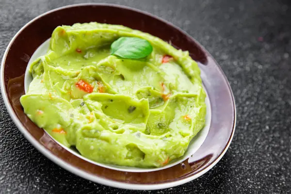 Guacamole sosu avokado sosu soğuk meze organik ürün lezzetli gurme yemek arkaplan masa üzerinde rustik gıda üst görünüm fotokopi alanı keto ve paleo diyet vejetaryen ve vejetaryen gıda