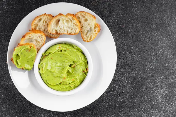 Guacamole sosu avokado sosu soğuk meze organik ürün lezzetli gurme yemek arkaplan masa üzerinde rustik gıda üst görünüm fotokopi alanı keto ve paleo diyet vejetaryen ve vejetaryen gıda