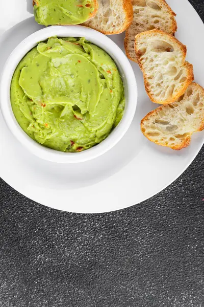 Guacamole sosu avokado sosu soğuk meze organik ürün lezzetli gurme yemek arkaplan masa üzerinde rustik gıda üst görünüm fotokopi alanı keto ve paleo diyet vejetaryen ve vejetaryen gıda