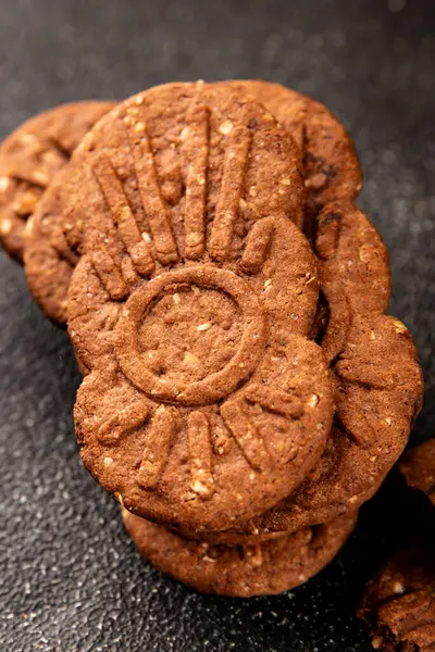 Çikolatalı kurabiye fındıklı tatlı mısır gevreği organik ürün lezzetli gurme yemek arkaplanı masa kırsal yiyeceklerin üst görünümü fotokopi alanı