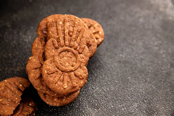 Çikolatalı kurabiye fındıklı tatlı mısır gevreği organik ürün lezzetli gurme yemek arkaplanı masa kırsal yiyeceklerin üst görünümü fotokopi alanı