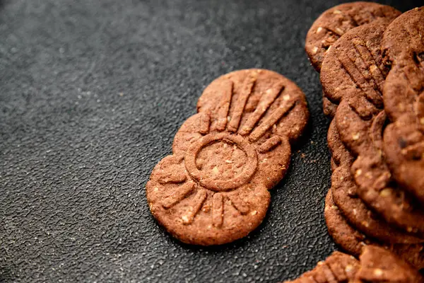 Çikolatalı kurabiye fındıklı tatlı mısır gevreği organik ürün lezzetli gurme yemek arkaplanı masa kırsal yiyeceklerin üst görünümü fotokopi alanı