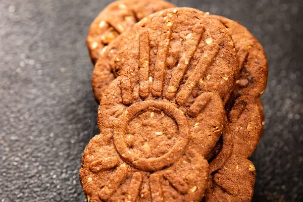 Çikolatalı kurabiye fındıklı tatlı mısır gevreği organik ürün lezzetli gurme yemek arkaplanı masa kırsal yiyeceklerin üst görünümü fotokopi alanı