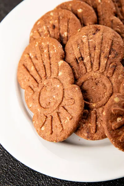 Çikolatalı kurabiye fındıklı tatlı mısır gevreği organik ürün lezzetli gurme yemek arkaplanı masa kırsal yiyeceklerin üst görünümü fotokopi alanı