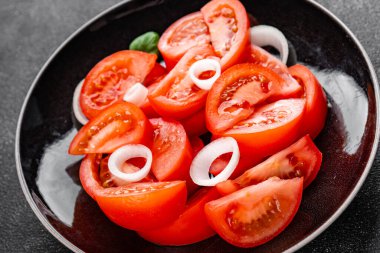 Domates salatası aperatif sebzeler organik ürünler lezzetli gurme yemek arka planda sofrada kırsal yiyecekler fotokopi alanı keto ve paleo diyet vejetaryen ve vejetaryen yiyecekler