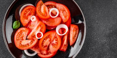 Domates salatası aperatif sebzeler organik ürünler lezzetli gurme yemek arka planda sofrada kırsal yiyecekler fotokopi alanı keto ve paleo diyet vejetaryen ve vejetaryen yiyecekler
