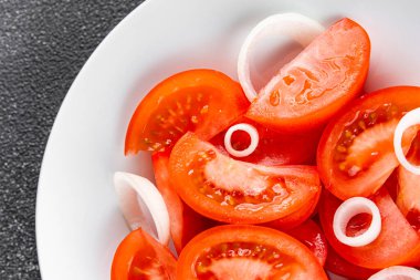 Domates salatası aperatif sebzeler organik ürünler lezzetli gurme yemek arka planda sofrada kırsal yiyecekler fotokopi alanı keto ve paleo diyet vejetaryen ve vejetaryen yiyecekler