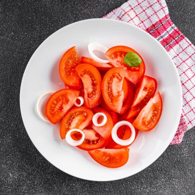 Domates salatası aperatif sebzeler organik ürünler lezzetli gurme yemek arka planda sofrada kırsal yiyecekler fotokopi alanı keto ve paleo diyet vejetaryen ve vejetaryen yiyecekler
