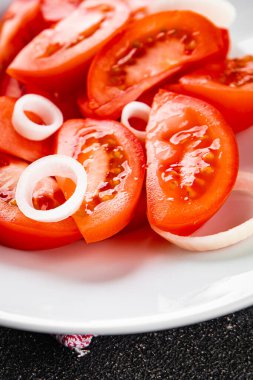 Domates salatası aperatif sebzeler organik ürünler lezzetli gurme yemek arka planda sofrada kırsal yiyecekler fotokopi alanı keto ve paleo diyet vejetaryen ve vejetaryen yiyecekler