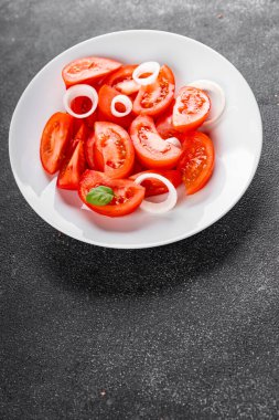 Domates salatası aperatif sebzeler organik ürünler lezzetli gurme yemek arka planda sofrada kırsal yiyecekler fotokopi alanı keto ve paleo diyet vejetaryen ve vejetaryen yiyecekler