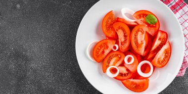 Domates salatası aperatif sebzeler organik ürünler lezzetli gurme yemek arka planda sofrada kırsal yiyecekler fotokopi alanı keto ve paleo diyet vejetaryen ve vejetaryen yiyecekler