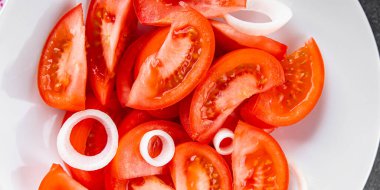 Domates salatası aperatif sebzeler organik ürünler lezzetli gurme yemek arka planda sofrada kırsal yiyecekler fotokopi alanı keto ve paleo diyet vejetaryen ve vejetaryen yiyecekler