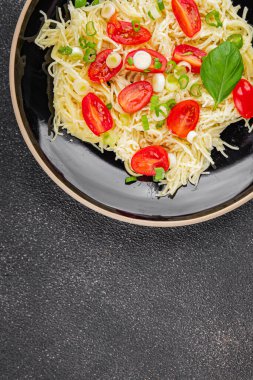 Domatesli makarna vermicelli sebzeler sofrada taze gurme yemek arkaplanı rustik yiyecekler üst manzara fotokopi alanı