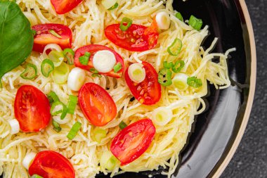 Domatesli makarna vermicelli sebzeler sofrada taze gurme yemek arkaplanı rustik yiyecekler üst manzara fotokopi alanı