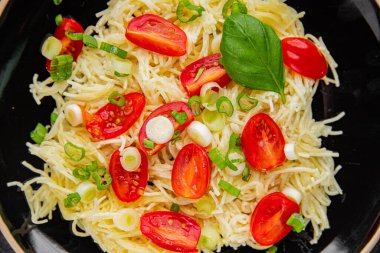 Domatesli makarna vermicelli sebzeler sofrada taze gurme yemek arkaplanı rustik yiyecekler üst manzara fotokopi alanı