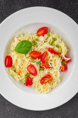 Domatesli makarna vermicelli sebzeler sofrada taze gurme yemek arkaplanı rustik yiyecekler üst manzara fotokopi alanı