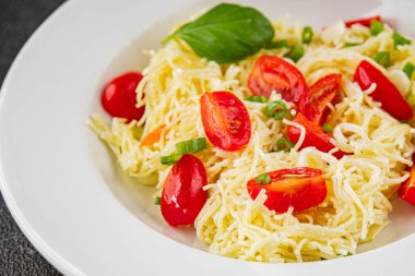 Domatesli makarna vermicelli sebzeler sofrada taze gurme yemek arkaplanı rustik yiyecekler üst manzara fotokopi alanı