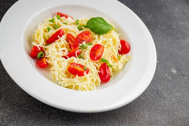 Domatesli makarna vermicelli sebzeler sofrada taze gurme yemek arkaplanı rustik yiyecekler üst manzara fotokopi alanı