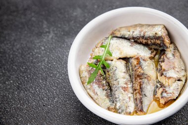 Sardalya konservesi konservesi taze gurme yemek arkaplanı masa rustik gıda üst görünümü fotokopi alanı pesseeter diyet