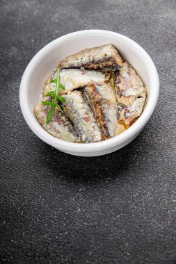 Sardalya konservesi konservesi taze gurme yemek arkaplanı masa rustik gıda üst görünümü fotokopi alanı pesseeter diyet