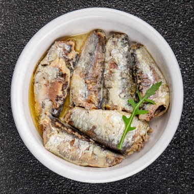 Sardalya konservesi konservesi taze gurme yemek arkaplanı masa rustik gıda üst görünümü fotokopi alanı pesseeter diyet