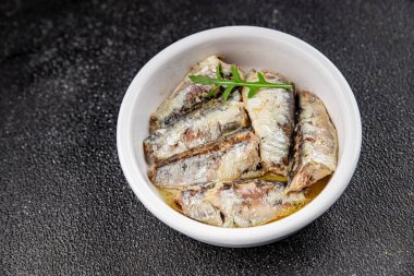 Sardalya konservesi konservesi taze gurme yemek arkaplanı masa rustik gıda üst görünümü fotokopi alanı pesseeter diyet