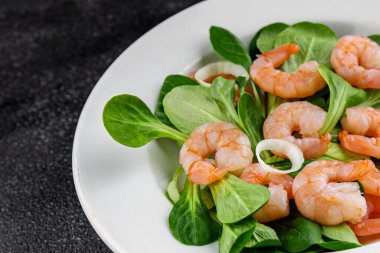 Karides salatası deniz ürünleri tabağı taze gurme yemek arkaplan masa rustik gıda üst görünüm kopyalama alanı