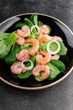 Karides salatası deniz ürünleri tabağı taze gurme yemek arkaplan masa rustik gıda üst görünüm kopyalama alanı
