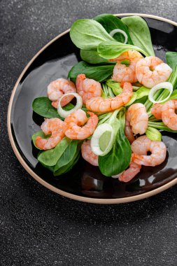 Karides salatası deniz ürünleri tabağı taze gurme yemek arkaplan masa rustik gıda üst görünüm kopyalama alanı