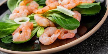 Karides salatası deniz ürünleri tabağı taze gurme yemek arkaplan masa rustik gıda üst görünüm kopyalama alanı