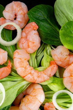 Karides salatası deniz ürünleri tabağı taze gurme yemek arkaplan masa rustik gıda üst görünüm kopyalama alanı