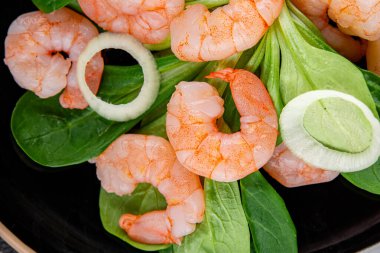 Karides salatası deniz ürünleri tabağı taze gurme yemek arkaplan masa rustik gıda üst görünüm kopyalama alanı