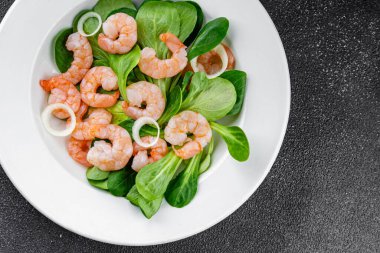Karides salatası deniz ürünleri tabağı taze gurme yemek arkaplan masa rustik gıda üst görünüm kopyalama alanı