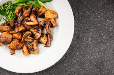 Mantar kızartması şampiyonu taze gurme yemek arkaplanı masanın üstünde rustik yemekler fotokopi alanı vejetaryen ve vejetaryen yemekleri.