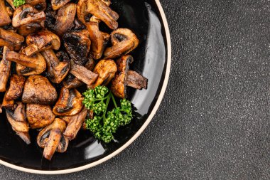 Mantar kızartması şampiyonu taze gurme yemek arkaplanı masanın üstünde rustik yemekler fotokopi alanı vejetaryen ve vejetaryen yemekleri.