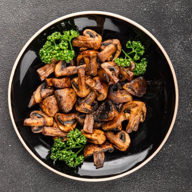 Mantar kızartması şampiyonu taze gurme yemek arkaplanı masanın üstünde rustik yemekler fotokopi alanı vejetaryen ve vejetaryen yemekleri.