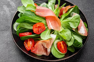 Jambon salatası jamon et sebzeler taze lezzetli gurme yemek arkaplanı masa rustik yemek üst görünüm fotokopi alanı