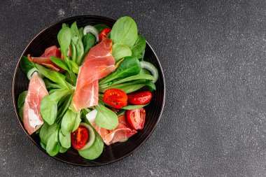 Jambon salatası jamon et sebzeler taze lezzetli gurme yemek arkaplanı masa rustik yemek üst görünüm fotokopi alanı