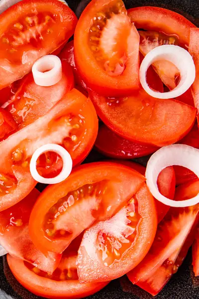 Domates salatası aperatif sebzeler organik ürünler lezzetli gurme yemek arka planda sofrada kırsal yiyecekler fotokopi alanı keto ve paleo diyet vejetaryen ve vejetaryen yiyecekler