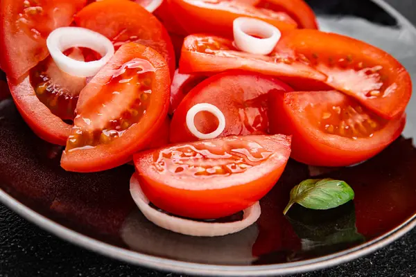 Domates salatası aperatif sebzeler organik ürünler lezzetli gurme yemek arka planda sofrada kırsal yiyecekler fotokopi alanı keto ve paleo diyet vejetaryen ve vejetaryen yiyecekler