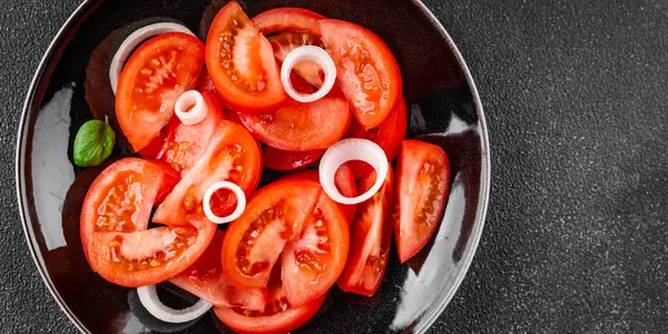 Domates salatası aperatif sebzeler organik ürünler lezzetli gurme yemek arka planda sofrada kırsal yiyecekler fotokopi alanı keto ve paleo diyet vejetaryen ve vejetaryen yiyecekler