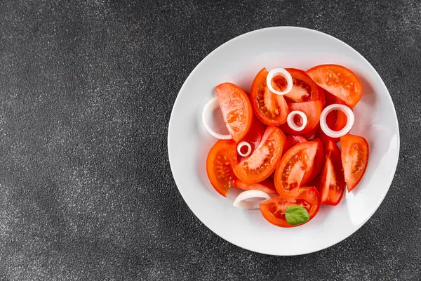 Domates salatası aperatif sebzeler organik ürünler lezzetli gurme yemek arka planda sofrada kırsal yiyecekler fotokopi alanı keto ve paleo diyet vejetaryen ve vejetaryen yiyecekler
